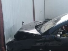 Wjechała w znak, auto i uderzyła w garaż. Była po alkoholu, a bez uprawnień