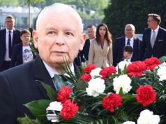 Jarosław Kaczyński na Wawelu odwiedził grób brata. Tak spędził urodziny