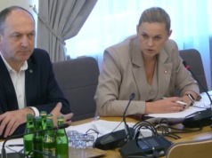 Sprawa godzin nadliczbowych stanęła na ostrzu noża. MEN szykuje przepisy