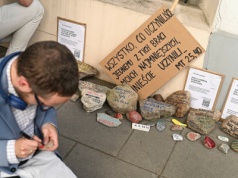 Protesty pod oknami biskupów i Nuncjaturą Apostolską. 