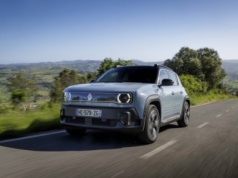 Renault 4 E-Tech Electric i europejskie boiska! Kultowy model promowany na koszulkach AS Monaco