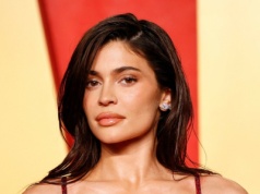 Kylie Jenner na plaży. Założyła sukienkę czy halkę?