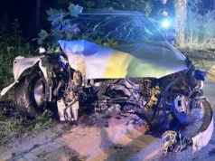 Samochód roztrzaskał się na drzewie! Kierowca w szpitalu