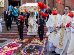 Boże Ciało w Kościerzynie. Układający kwietne dywany musieli walczyć z wiatrem