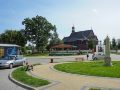Serialowe emocje wracają, ale w kasku i na dwóch kółkach. Zobaczysz ławeczkę, kościół i sklep