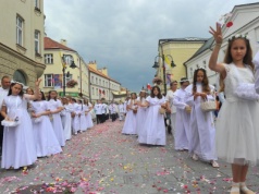 Procesja Bożego Ciała przeszła ulicami Rzeszowa. Tłumy wiernych i poruszające słowa biskupa