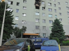 Pożar bloku w Rzeszowie wywołał burzę w Sieci. Kto jest winny problemów z dojazdem straży pożarnej?