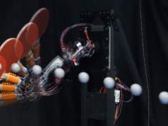Niesamowity robot MIT uczy się grać jak człowiek – i myśli szybciej niż ty mrugniesz