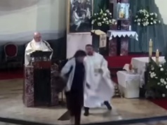 Skandaliczny incydent podczas Bożego Ciała. Doszło do szarpaniny z księdzem [WIDEO]