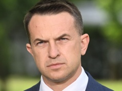 Adam Szłapka nowym głosem rządu. Majątek, kariera i... wypadek