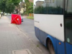 Śmiertelny wypadek w Żarach. Autobus ciągnął pasażera. Jest decyzja prokuratury ws. kierowcy
