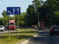 Zderzenie z tirem na al. Piłsudskiego w Nowym Sączu. Osobówka przeleciała przez pas zieleni – kierowca w szpitalu