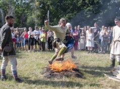 Żywy ogień i oczyszczenie podczas celebracji Nocy Kupały [WIDEO, ZDJĘCIA]