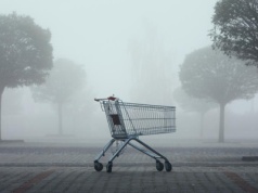 Polski konsument wydaje ostrożnie. Sprzedaż idzie jak po grudzie