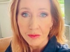 Skandaliczny pomysł J.K. Rowling w celu kontroli płci. Chce, by robić zdjęcia w damskiej ubikacji