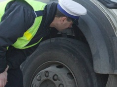 Policja patrzy na koła. Mandat za opony może cię zaskoczyć. Nawet 3000 zł?