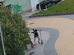 Zerwał łańcuszek i uciekł na hulajnodze. Policja poszukuje złodzieja.