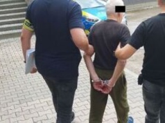 83-latek oblał wrzątkiem i zaatakował nożem własnego krewnego. Usłyszał zarzut usiłowania zabójstwa
