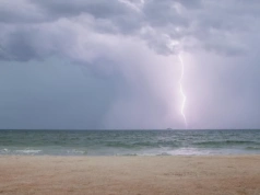 Wyjątkowo rzadkie zjawisko na plaży. Młody urlopowicz tego nie przeżył