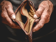 Oszustwa, wyłudzenia i rosnące długi. Emeryci w pułapce finansowej