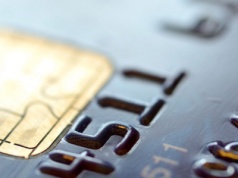 Koniec z kartami płatniczymi? Kolejny bank stawia na inną metodę