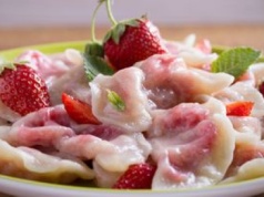 Pierogi z truskawkami robię tak, jak uczyła babcia. Są kosmicznie smaczne