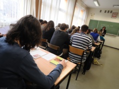 Czy wyróżnienie za 100-proc. frekwencję to dobry pomysł? Rodzice: Zarażanie innych dzieci