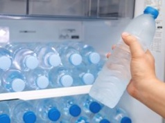 Wiele osób pije wodę w ten sposób. Nie mają świadomości, jak bardzo sobie szkodzą