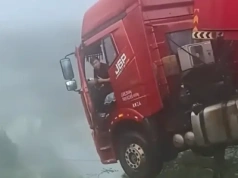 Powódź zabrała autostradowy most, kierowca godzinę wisiał przed przepaścią
