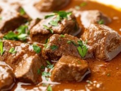 Dodaję 3 łyżki do mięsa. W mig staje się miękkie, delikatne i bardzo soczyste