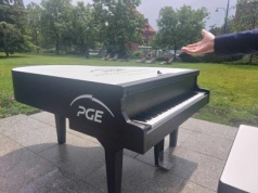 Uroczyste otwarcie fortepianu plenerowego. Przed nami StreetPiano & Beats Toruń