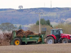 Płyty obornikowe na nowych zasadach. Sprawdź jak rolnik uniknie kary