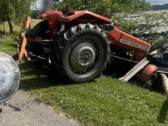 Mamy rekord! Z 8 promilami za kierownicą Ursusa! Wjechał w drzewo, potem w szopę – trafił do szpitala