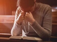 Ponad 40 proc. polskiej młodzieży nie chodzi do kościoła. Lekcje religii też opuszcza