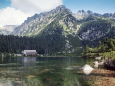 Położony 100 metrów wyżej niż Morskie Oko. Piękne widoki i mniej tłumów