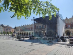 Rynek Główny. Scena dla specjalnego gościa już gotowa. Wydarzenie wieczorem