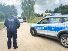 Szokujące odkrycie w Pomorskiem. Zwłoki 23-latki w samochodzie. Podejrzewanego znaleziono w lesie