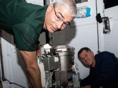 Kosmiczne pieluchy i toalety. Jak astronauci radzą sobie z fizjologią?