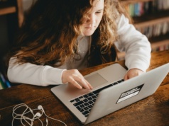YouTube zmienia ograniczenia wiekowe. Mniej młodzieży będzie robić transmisje na żywo