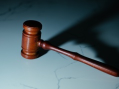 AI zaczyna wydawać wyroki w Polsce. Arbitrzy pracują 98% szybciej