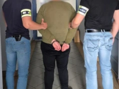25-latek z nożem napadł na sklep. Chciał przekupić policjantów!