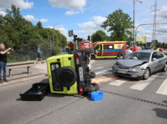 Przewrócone suzuki na ul. Armii Krajowej w Olsztynie. 73-latek nie ustąpił pierwszeństwa