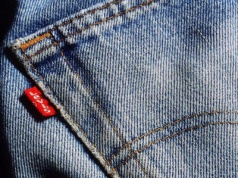 Wiele osób za ojca jeansów uważa Leviego Straussa. Ich historia zaczęła się jednak o wiele wcześniej