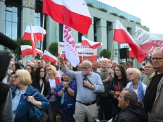 Gorąco przed Sądem Najwyższym. Na miejscu tłumy protestujących. „Chcą dokonać zamachu stanu”