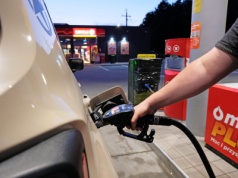 W wakacje zmiana cen paliw. Zatankujesz taniej benzynę, autogaz i diesla. Ale jest haczyk