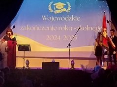 Podręczniki poszły w kąt. Czas na wspomnienia i odpoczynek! Koniec roku szkolnego w Żninie