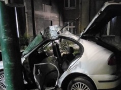 Auto niemal "owinęło się" wokół słupa. W środku 18-latek i 17-latka