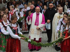 Prymicje ks. biskupa Jerzego Kołodzieja i 100-lecia parafii. Wyjątkowe uroczystości w Jurkowie [ZDJĘCIA]