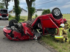 Wypadek komunikacyjny! Dwie osoby poszkodowane.