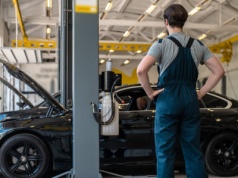 Zmowa producentów aut? Mechanicy mówią jasno o naprawach